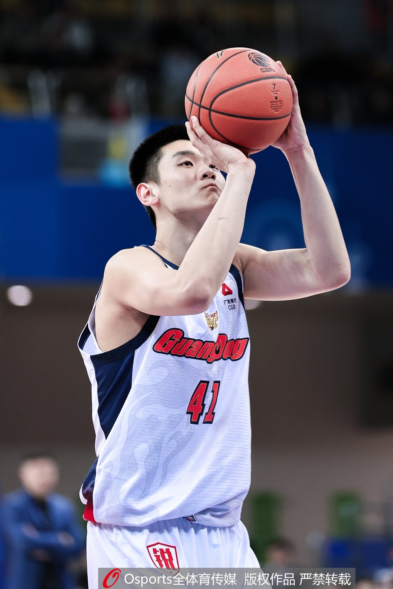 开云体育下载网页版-媒体人：王洪泽用稚嫩肩膀扛起广东脆弱内线 他值得更多时间&amp;机会