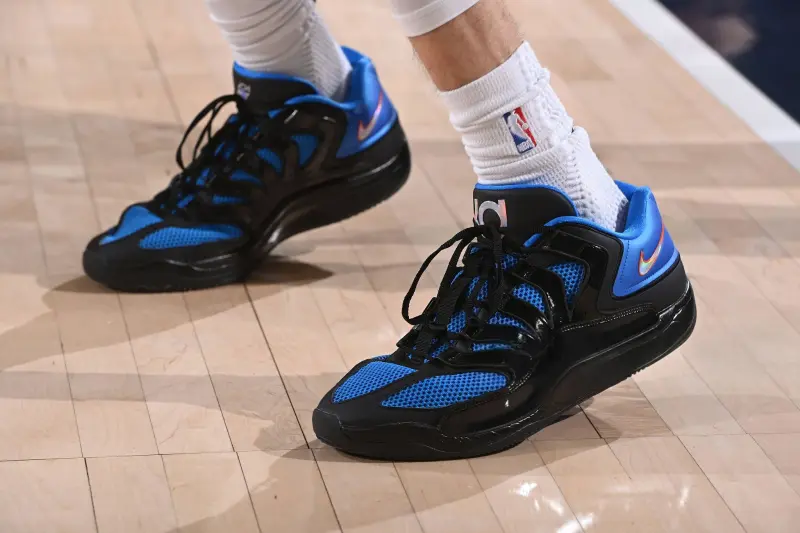 开云体育下载-霍姆格伦穿着雷霆配色KD18，砍下30分14篮板5助攻2抢断4盖帽